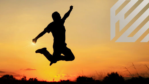 Man die vol energie in de lucht springt