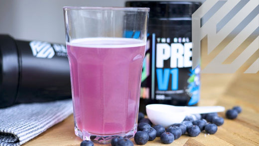 Pre-workout supplement in pot met schepje poeder