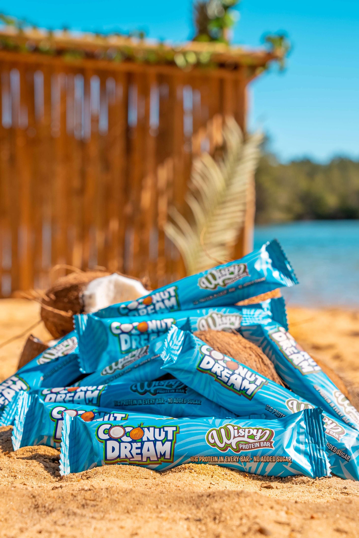 Berg opgestapelde Wispy eiwitrepen in de smaak coconut dream op het strand