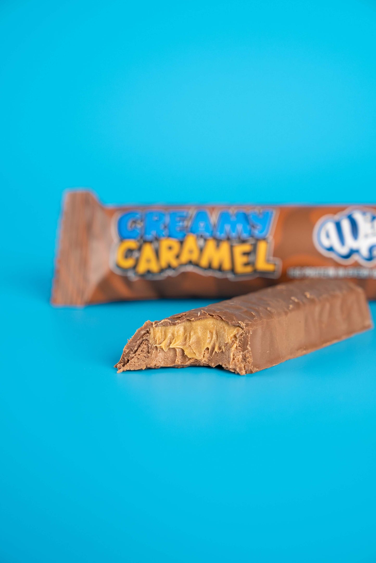 Wispy eiwitreep in de smaak Creamy Caramel waar een hap uit is genomen