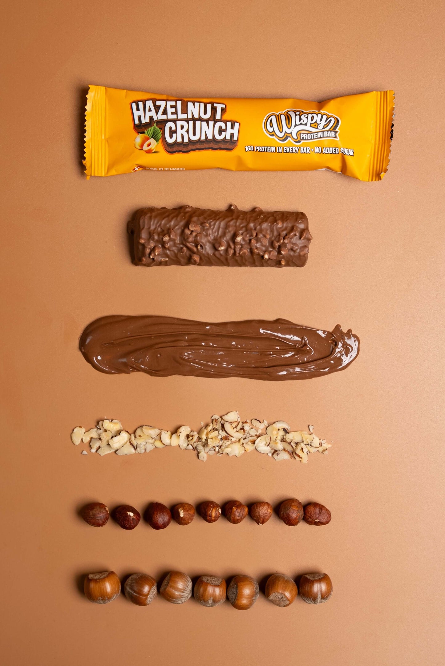 Alle ingredienten zoals noten en chocola, van de wispy eiwitreep in de smaak hazelnut crunch onder elkaar